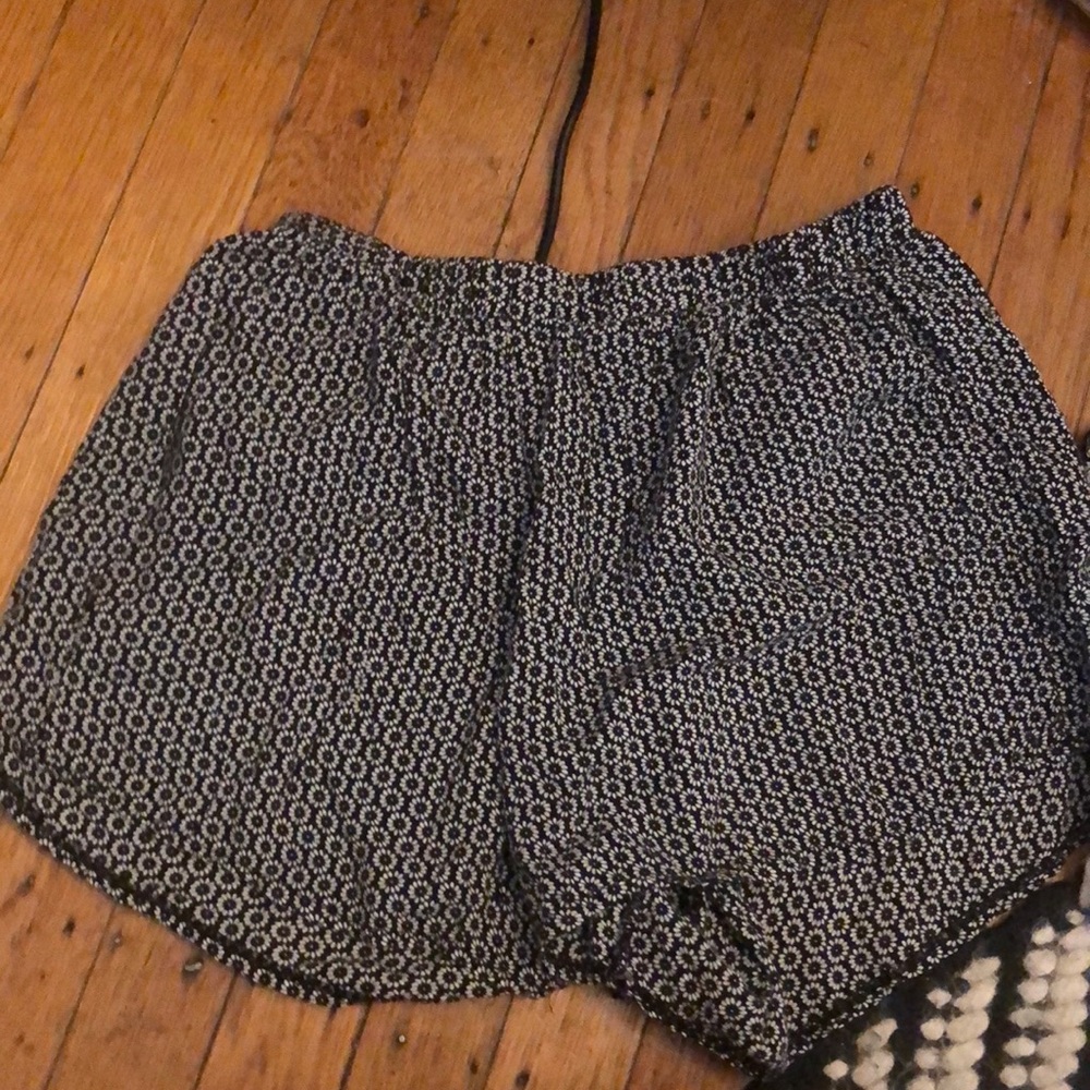 Brandy Melville Black and white geometric pattern